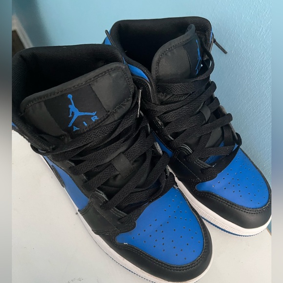 Air Jordan 1 Mid Size. 5Y - Picture 10 of 13